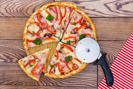 美味的意大利披萨提供木制桌子