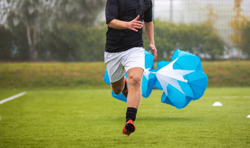 足球耐力训练。速度或冲刺测试与降落伞。职业足球力量测试