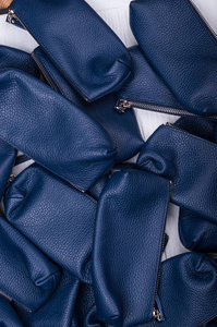 时尚的蓝色组成皮革袋
