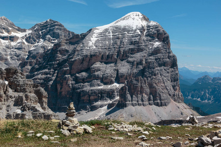 意大利多洛米蒂山阿尔卑斯山的夏天时间和石头山脊片叠一片到彼此