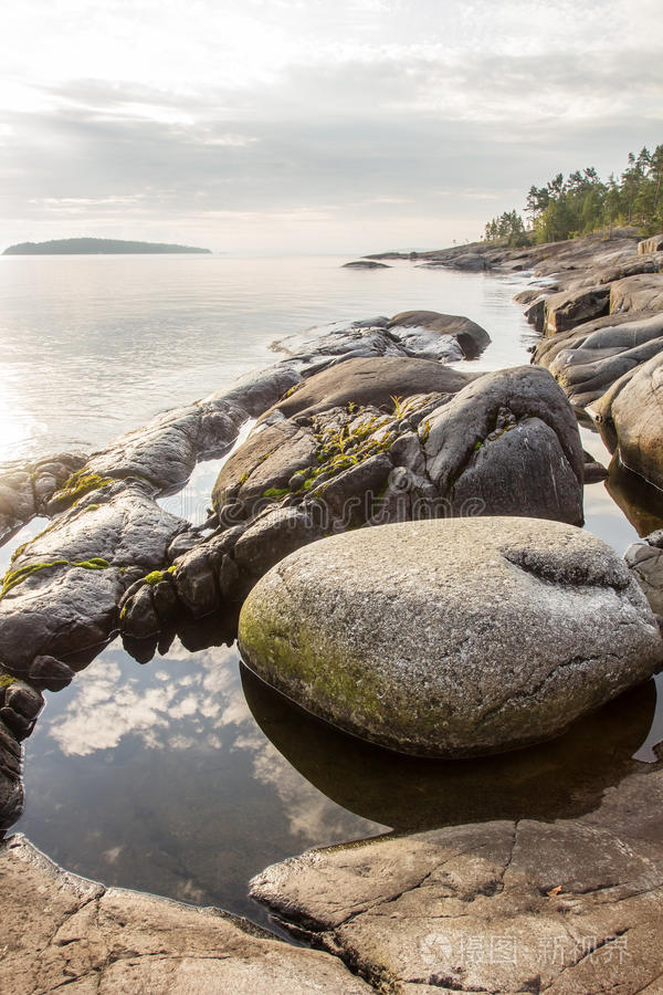 拉多加湖岸边有一块巨大的圆形石头