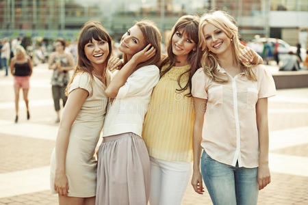 广场中央欢快的女士们照片