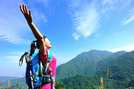 谢天谢地的女登山者图片