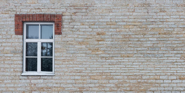 以冬季窗户为背景的石灰岩墙