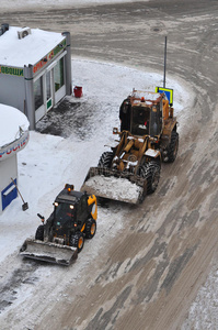 用专用设备清扫道路积雪。