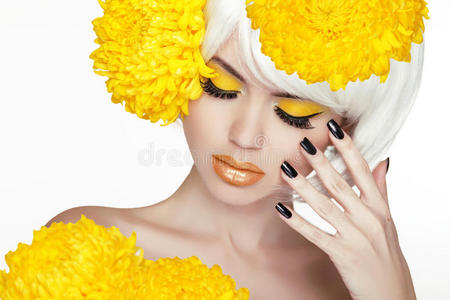 美丽的金发黄花女肖像。美丽的水疗中心