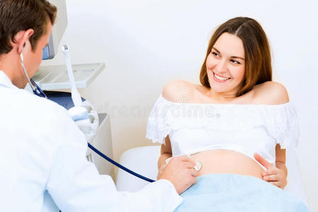 医生接待孕妇