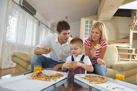 家人吃披萨