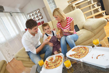 家人吃披萨