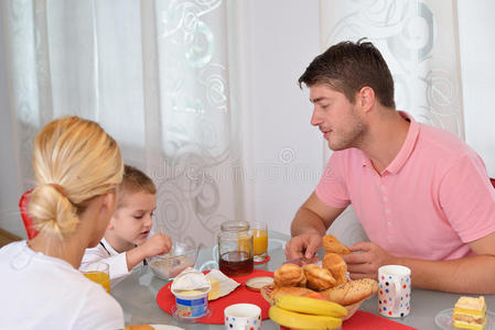 一家人在家吃健康早餐