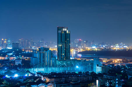 曼谷城市景观，可以看到河景在黄昏，蓝色科尔