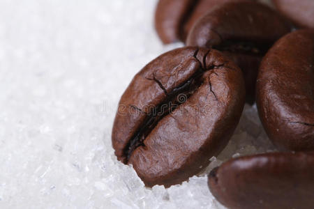咖啡豆背景糖特写。水平的