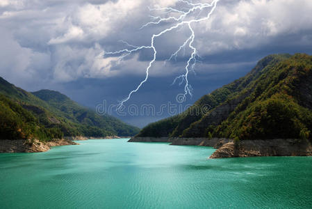 风雨交加的湖照片
