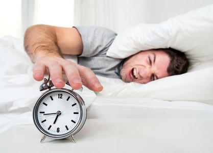 被闹钟吵醒图片