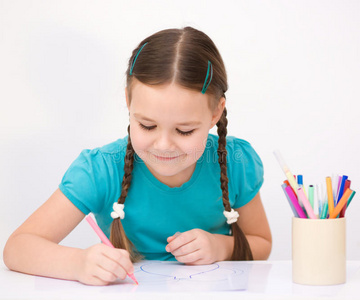 小女孩正在用铅笔画画