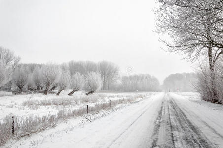 冬季多雪的乡村公路