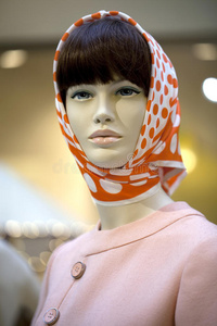 橙色围巾的女性人体模特肖像图片