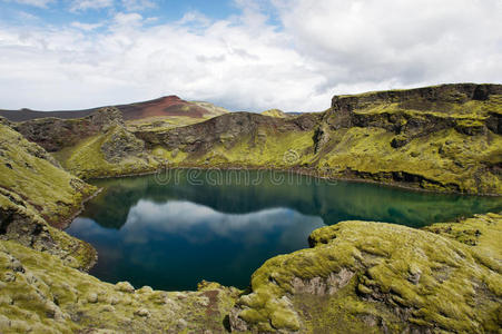 冰岛拉卡吉加地区火山口中隐藏的深湖