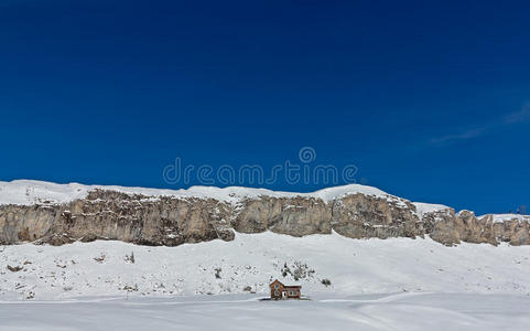 雪山下的孤屋