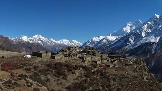美丽的老村庄被高山包围，尼泊尔