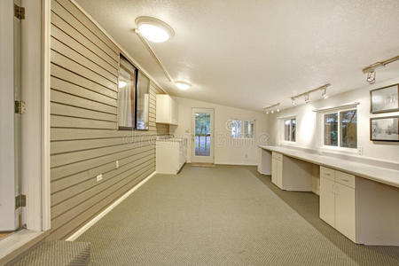 倾斜的天花板图片-倾斜的天花板素材-倾斜的天花板插画-摄图新视界