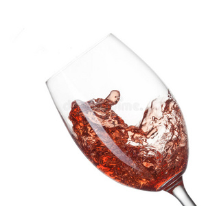红酒倒进玻璃杯，白色隔离