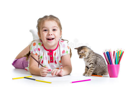 小女孩用铅笔画画和玩猫