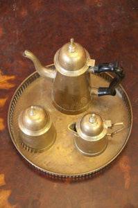 古铜茶壶套装。