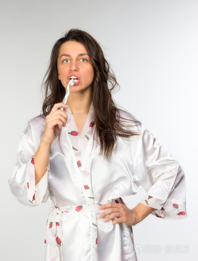 佩尼诺的女人拿着牙刷