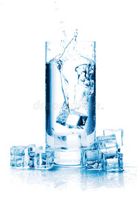 冰块在一杯水中飞溅