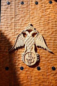 瓦拉姆寺大门上的徽章
