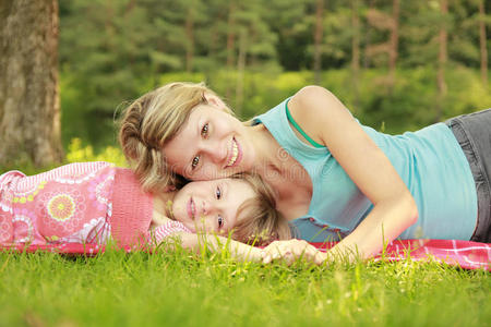 妈妈和她的小女儿在草地上