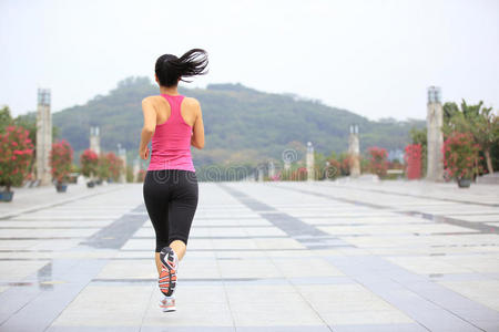 亚洲健康女性在城市慢跑