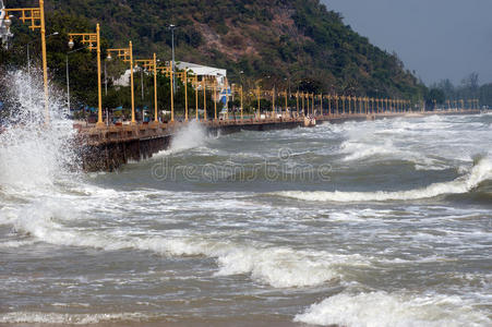 滚滚的海浪拍打着海岸线。