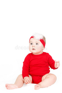 快乐可爱的婴儿女婴林红坐在白色背景上开心微笑的画像