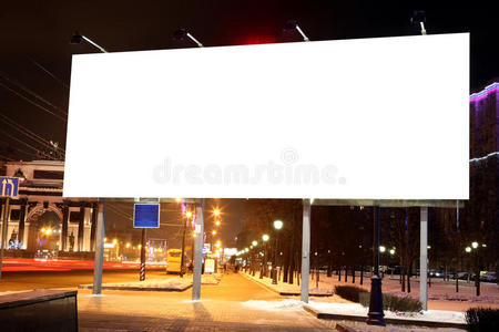 城市晚上路边的空广告牌图片
