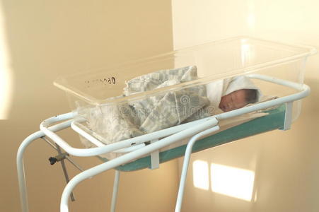 医院婴儿床上的新生儿