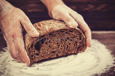 手拿着面包图片