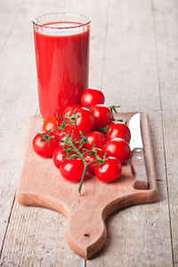 玻璃番茄汁和新鲜西红柿图片