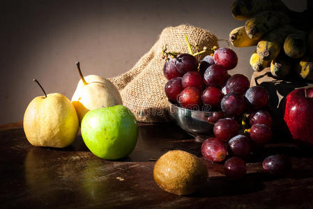 有中国梨猕猴桃红苹果葡萄和铜的静物水果