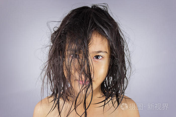 湿头发的小女孩