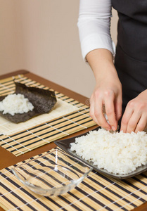 日本寿司卷饭女厨师