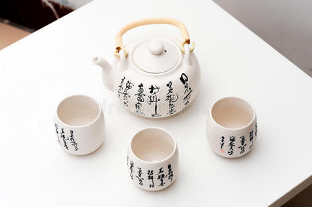 中国古代图案的茶壶和茶杯