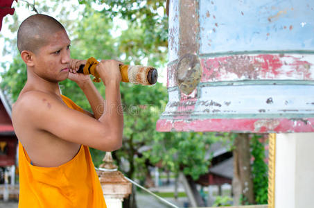 寺钟和尚,在寺庙里敲钟.照片