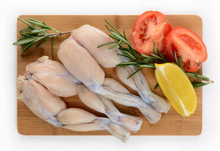 两对白色背景的新鲜青蛙腿照片