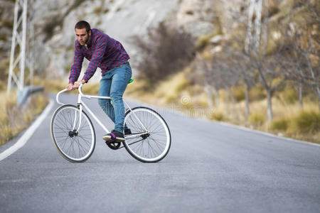 骑固定齿轮运动自行车的人