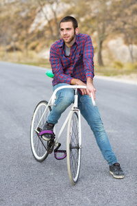 骑固定齿轮运动自行车的人