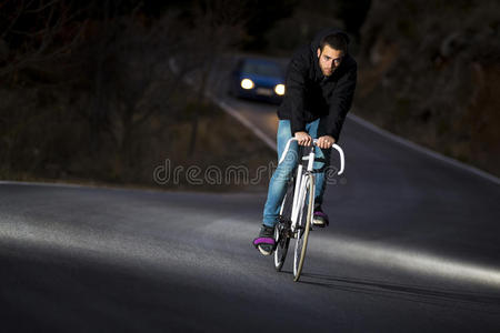 骑固定齿轮运动自行车的人图片