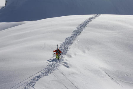 滑雪者攀登雪山图片