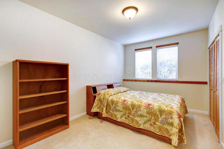 木质家具温馨简约的卧室图片